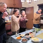 自分で巻いた恵方巻きを食べる外国人アーティストたち。右から２人目が筆者＝神戸市中央区北野町４