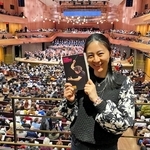 新しくなった劇場でドゥダメル表紙のパンフレットと記念撮影