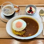 モーニングカレーの「ミニおひさまセット」（７５０円、卵なし６００円）