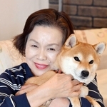 愛犬の豆柴すーちゃんを抱きしめる上沼恵美子さん＝大阪府内（撮影・大田将之）