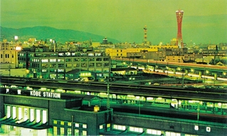 昭和４０年代の神戸駅。右下に「西口」のネオンが見える（筆者提供）