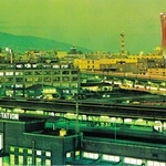 昭和４０年代の神戸駅。右下に「西口」のネオンが見える（筆者提供）