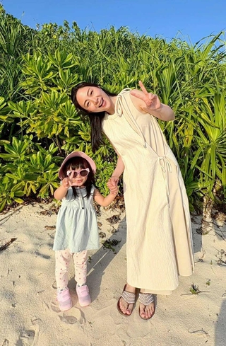 宮古島でミュージックビデオの撮影中に娘とツーショット