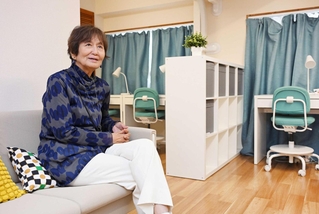 「ウィメンズハウス」には勉強机を置く部屋も。「ここで暮らす子どもたちに将来の夢を描いてほしい」と話す正井礼子さん＝神戸市内（撮影・大田将之）