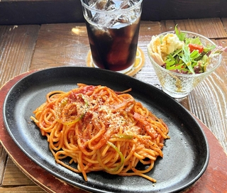 ベイク　カフェ　リエビトの鉄板ナポリタン