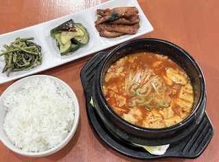 韓国家庭料理　どんぐりの純豆腐チゲ定食