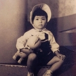 ４歳のころの正井礼子さん。少し大きくなってからは祖父の元に通った