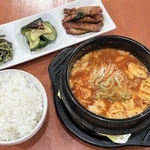 韓国家庭料理　どんぐりの純豆腐チゲ定食