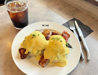 Avel Cafe の「エッグベネディクトセット」