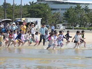 夏到来。厳しい暑さの中で…＝神戸市須磨区（撮影・大田将之）