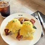 Avel Cafe の「エッグベネディクトセット」