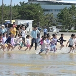 夏到来。厳しい暑さの中で…＝神戸市須磨区（撮影・大田将之）