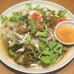 彩の「冷やし出汁（だし）カレー＆キーマカレーのいろいろ薬味と野菜の混ぜカレー・温泉たまご入り」