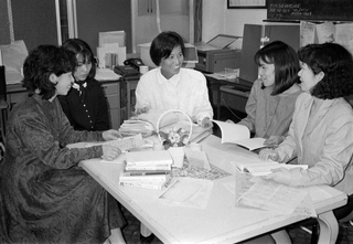 「兵庫発　女の伝言板」の内容を話し合うウィメンズネット・こうべのメンバー。中央が正井礼子さん＝１９９２年４月、神戸市内