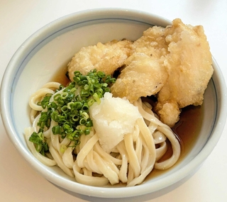 純手打ち　玄太郎うどんの「わらじとり天ぶっかけうどん」