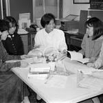 「兵庫発　女の伝言板」の内容を話し合うウィメンズネット・こうべのメンバー。中央が正井礼子さん＝１９９２年４月、神戸市内