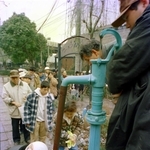 各地で水を求めて市民が列を作った＝１９９５年１月１８日、神戸市東灘区