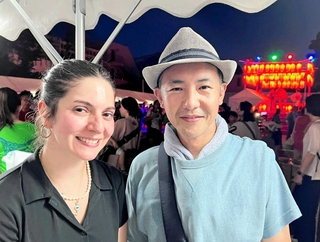 北野こくさい夏祭りを楽しむルーバ・アル・アラジさんと築山有城さん＝神戸市中央区北野町