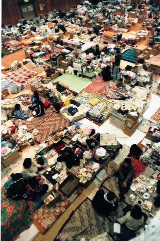体育館は被災した人たちで埋まった＝１９９５年３月、神戸市長田区