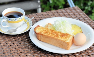 ベルデ・ヴェールのブレンドコーヒー、サラダとフルーツ、ゆで卵付きの「トーストモーニングセット」