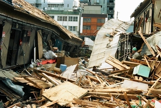 阪神・淡路大震災で倒壊した木造集合住宅＝１９９５年１月、西宮市内