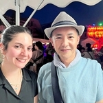 北野こくさい夏祭りを楽しむルーバ・アル・アラジさんと築山有城さん＝神戸市中央区北野町