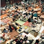 体育館は被災した人たちで埋まった＝１９９５年３月、神戸市長田区