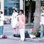 神戸市議選に立候補し、地下鉄名谷駅前で街頭演説する正井礼子さん＝１９９５年４月