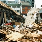 阪神・淡路大震災で倒壊した木造集合住宅＝１９９５年１月、西宮市内
