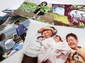 二本松市で撮影した塚田家の写真。手前の１枚には生まれたばかりの次女素さんの両側に晴さん（右）と澄さんの無邪気な笑顔が並ぶ（提供写真）