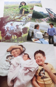二本松市で撮影した塚田家の写真。手前の１枚には、赤ん坊だった次女を挟んで無邪気に笑う、幼い頃の晴さん（右）と澄さんが写る