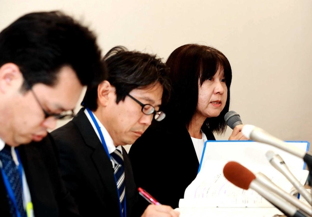 教員間の暴行・暴言問題について会見で説明する仁王美貴校長（右）と神戸市教育委員会の担当者＝９日午後、神戸市役所（撮影・斎藤雅志）