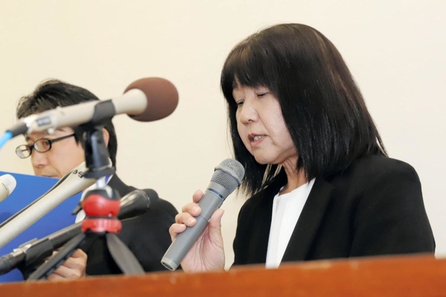 教諭間の暴行、暴言問題について会見する神戸市立東須磨小学校の校長（右）ら＝９日午後５時すぎ、神戸市役所（撮影・斎藤雅志）