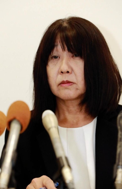 教諭間の暴行・暴言問題について会見する神戸市立東須磨小学校の校長＝９日午後、神戸市役所（撮影・斎藤雅志）