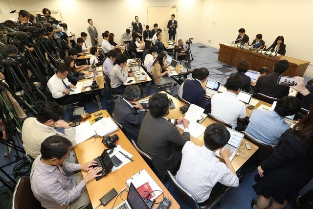 大勢の報道陣を前に会見する神戸市立東須磨小学校の仁王美貴校長（右奥）ら＝９日午後、神戸市役所（撮影・大森　武）