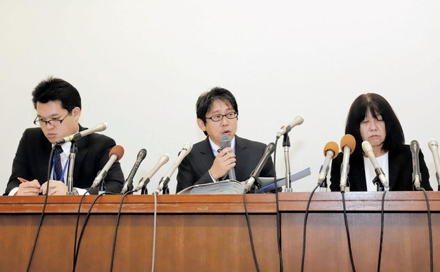 男性教諭への暴言・暴行問題について会見する神戸市立東須磨小学校の仁王美貴校長（右）と市教委の担当者＝９日午後、神戸市役所（撮影・斎藤雅志）