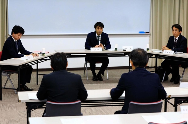 教員間の暴行・暴言問題に関する調査委員会の初会合に臨む弁護士ら＝１８日午前、神戸市中央区八幡通４（撮影・鈴木雅之）