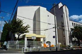 教員間暴行が発覚した東須磨小学校＝神戸市須磨区堀池町１