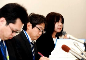 教員間の暴行・暴言問題について会見で説明する仁王美貴校長（右）と神戸市教育委員会の担当者＝９日午後、神戸市役所（撮影・斎藤雅志）