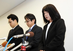教諭間の暴行・暴言問題について会見する神戸市立東須磨小学校の仁王美貴校長（右）ら＝９日午後、神戸市役所（撮影・斎藤雅志）