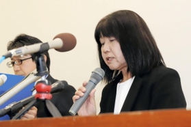 教諭間の暴行、暴言問題について会見する神戸市立東須磨小学校の校長（右）ら＝９日午後５時すぎ、神戸市役所（撮影・斎藤雅志）