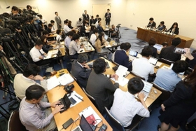 大勢の報道陣を前に会見する神戸市立東須磨小学校の仁王美貴校長（右奥）ら＝９日午後、神戸市役所（撮影・大森　武）