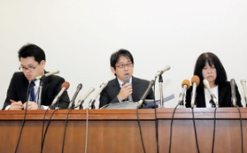 男性教諭への暴言・暴行問題について会見する神戸市立東須磨小学校の仁王美貴校長（右）と市教委の担当者＝９日午後、神戸市役所（撮影・斎藤雅志）