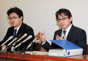 会見で謝罪する神戸市教育委員会総務部の高西宏和服務担当課長（右）と藤井秀典人事担当課長＝４日午後、同市役所（撮影・鈴木雅之）