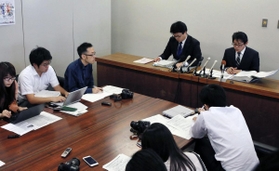 会見で謝罪する神戸市教育委員会総務部の高西宏和服務担当課長（右）と藤井秀典人事担当課長＝４日午後、同市役所（撮影・鈴木雅之）