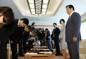 東須磨小の教員間の暴行・暴言問題を受け、神戸市教委に調査に訪れた文部科学省の亀岡偉民副大臣（右端）と佐々木さやか政務官（右から２人目）＝１５日午前、神戸市役所（撮影・鈴木雅之）