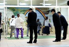 教員間の暴行・暴言問題で説明会に集まった保護者ら＝１６日夜、東須磨小学校（撮影・鈴木雅之）