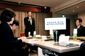 東須磨小学校の教員間暴行・暴言問題などについて議論する久元喜造神戸市長（左から３人目）や長田淳教育長（右）ら＝１７日午前、神戸市役所（撮影・大山伸一郎）