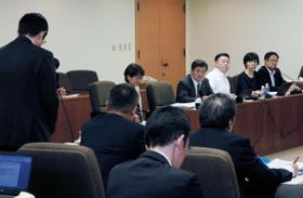教員間暴行・暴言問題について委員から質問が相次いだ市会文教こども委員会＝１７日午後、神戸市役所