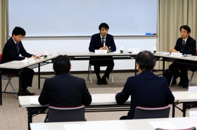 教員間の暴行・暴言問題に関する調査委員会の初会合に臨む弁護士ら＝１８日午前、神戸市中央区八幡通４（撮影・鈴木雅之）